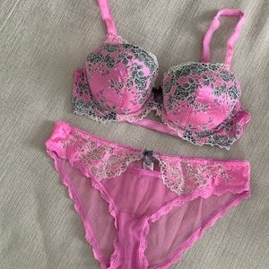 Victoria’s Secret Dream Angels lined Demi bra with matching panty
